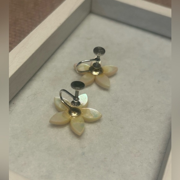 Shell Earrings In Pretty Flowers Screwbacks - Picture 4 of 6